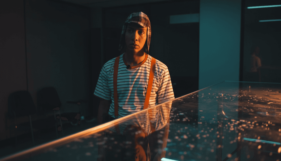 Montagem urbana em ritmo acelerado com luzes de neon, grafites e diversos habitantes da cidade, sincronizada com música hip-hop.