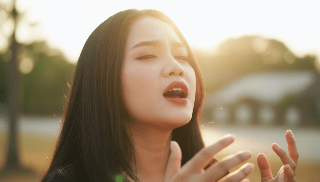 Una mano che interagisce con un'interfaccia olografica che mostra strumenti di editing video musicale e clip video vibranti, a simboleggiare il controllo creativo.