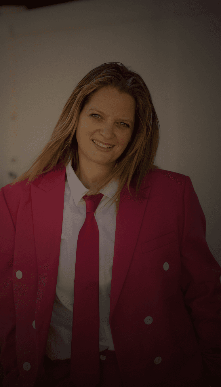 一个带有'freebeat.ai'品牌的精美音乐视频画面,展示了活泼的迪斯科场景,有舞者和充满活力的灯光。