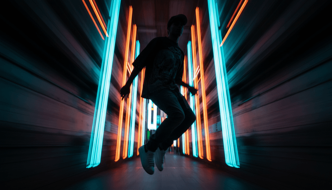 Uma cena vibrante de dançarinos movendo-se em sincronia com batidas eletrônicas, sobreposta com efeitos digitais e trilhas de luz pulsantes.