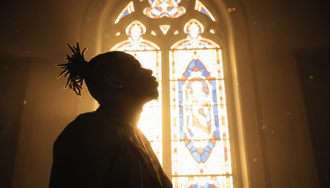 일몰 해변을 홀로 걷는 남자의 역동적인 영상, 보컬 하모니와 신디사이저 패드를 나타내는 반짝이는 빛 효과.