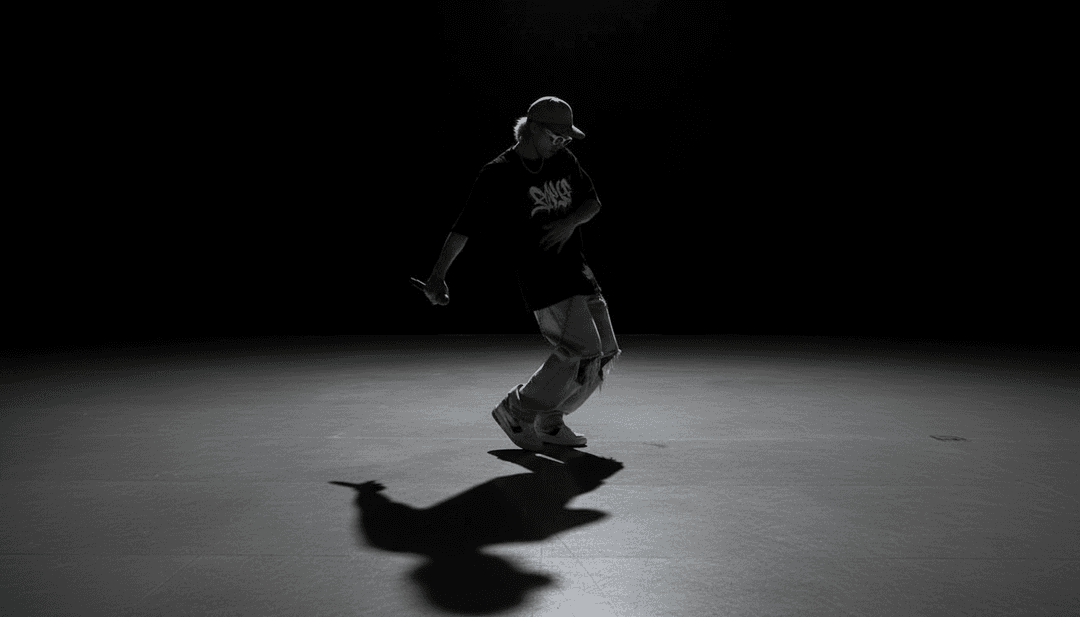 Visuels dynamiques d'un groupe jouant au sommet d'une montagne au lever du soleil, avec des rayons lumineux perçant les nuages, reflétant l'énergie rock épique de la chanson.