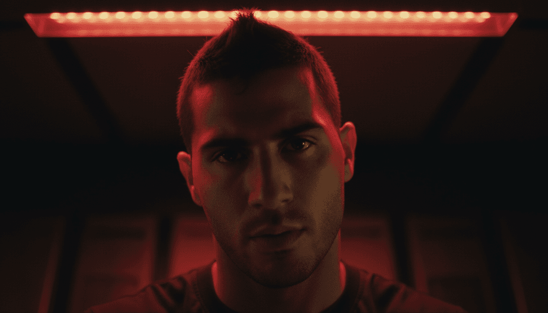 AI가 에미넴 스타일 힙합 비트의 오디오 파형과 스펙트럼 데이터를 분석하여 서정적 주제를 시각화하는 모습.