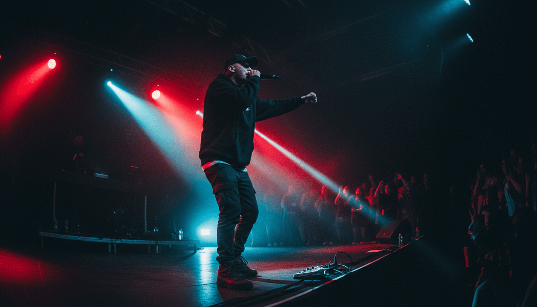 人群在充满活力的俱乐部环境中跳舞,屏幕上显示着由 freebeat.ai 创建的 KLUBSKA 1-KONČNA.mp3 最终音乐视频