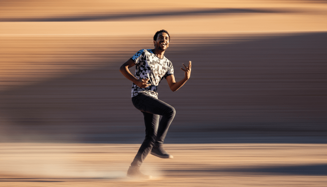 《Verse 1 (The Morning Grind)》声波的动态视觉表现,转化为日出和农民劳作的动画场景。