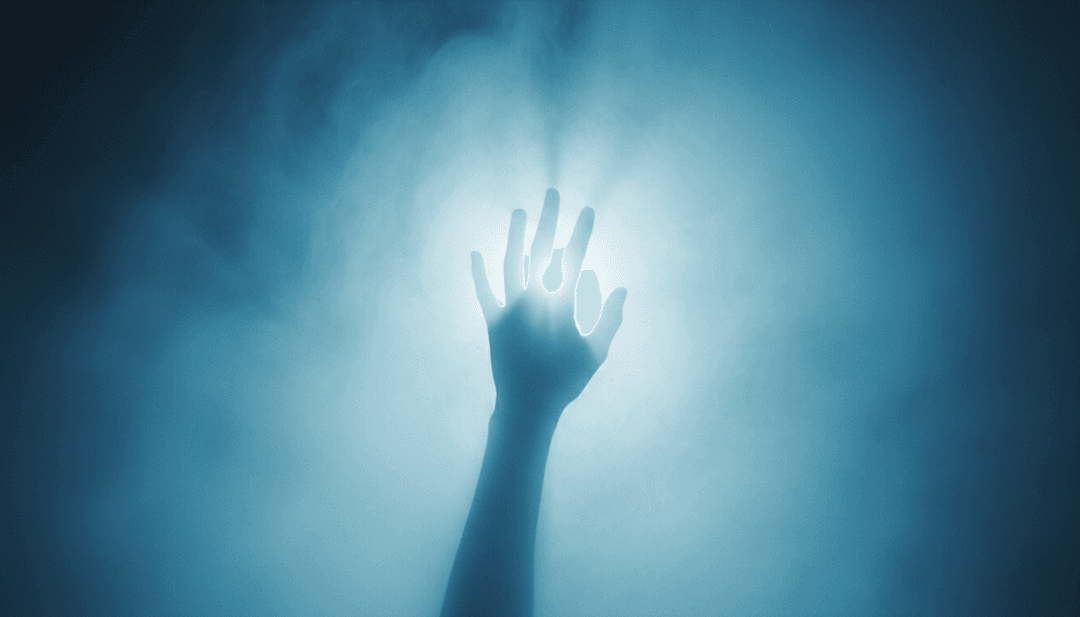 Cenas dinâmicas de um videoclipe, transitando de uma forma de onda de áudio para uma sequência de dança de rua, capturando a energia do hip-hop e R&B.