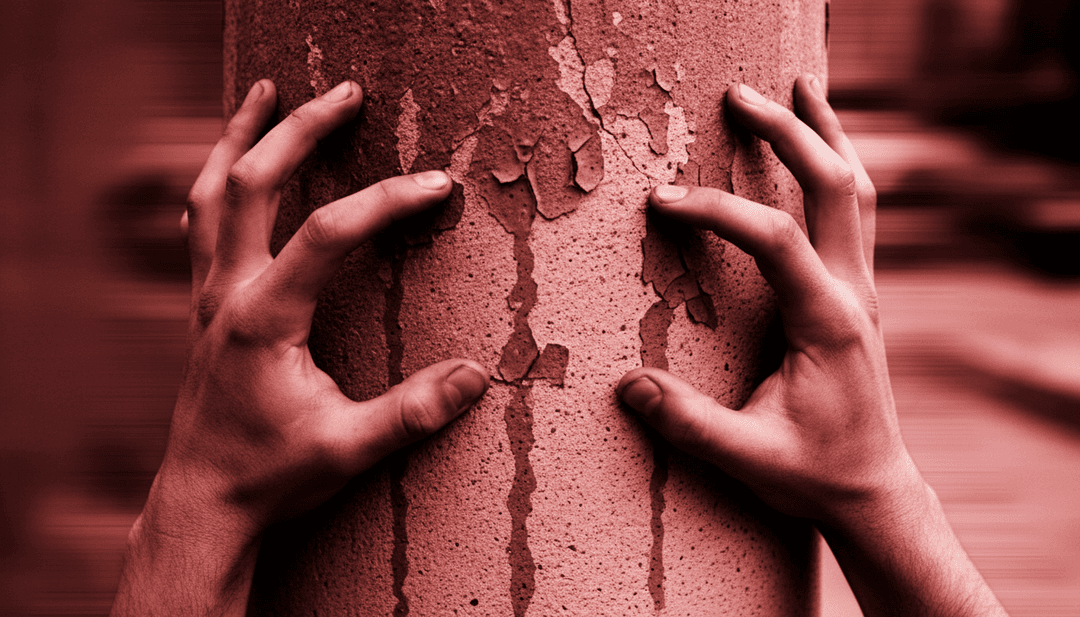 Uma pessoa assistindo a um videoclipe finalizado e de alta qualidade em uma tela grande, simbolizando a realização criativa e a facilidade de uso do Freebeat.ai.