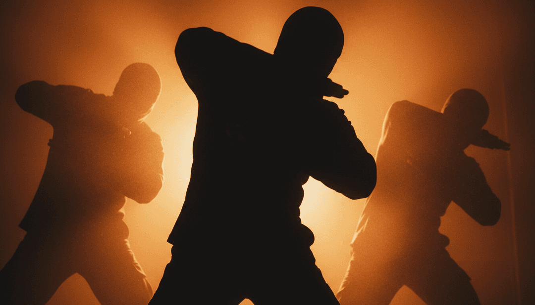 Megacrew2.mp3에 맞춰 동기화된, 거리 예술, 춤, 열대 요소를 특징으로 하는 AI가 생성한 생생한 시각적 장면.