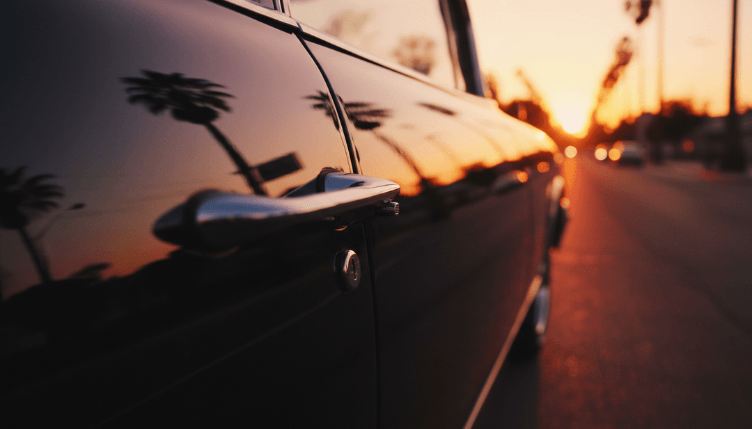 AI分析“Skilly Mokka De Terugkomst”的嘻哈节奏和歌词以生成音乐视频概念,展示抽象声波可视化。