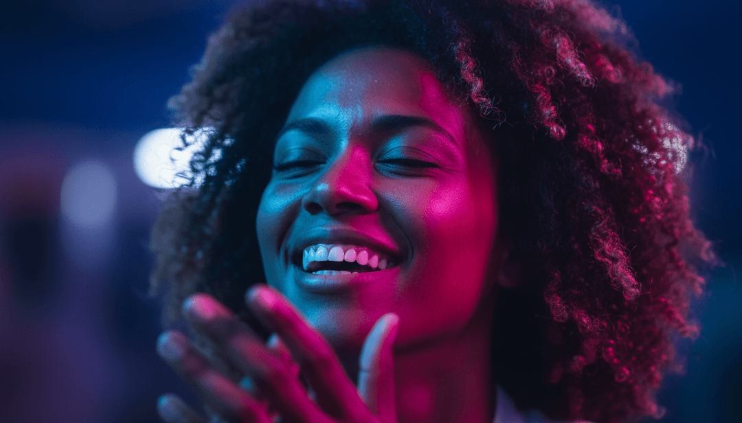 Persona viendo felizmente su video musical de IA de 'Criaturas Hermosas' terminado en una pantalla grande, con la interfaz de freebeat.ai visible, demostrando el poder de un generador de covers de música con IA.