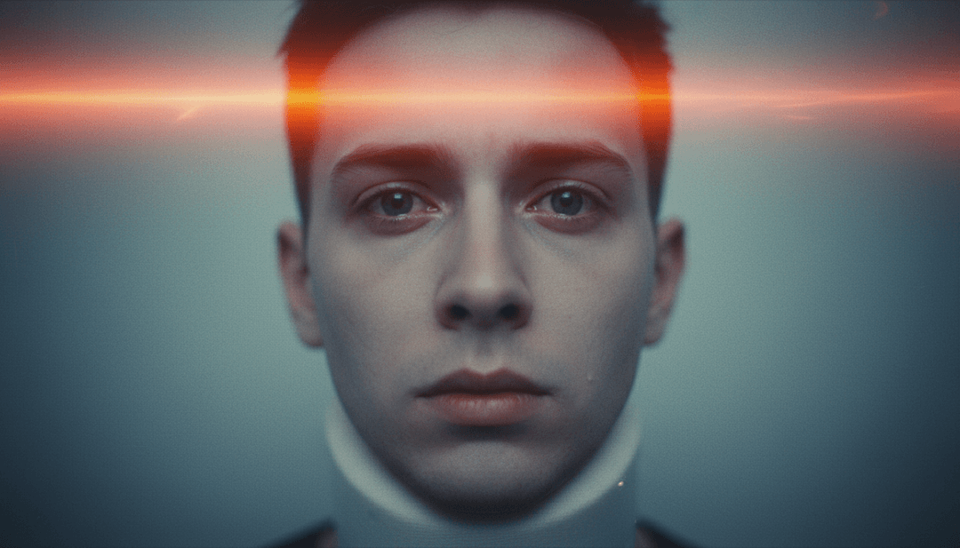 Um quadro de vídeo musical gerado por IA concluído mostrando uma pessoa olhando melancolicamente para a distância, com uma marca d'água do logotipo freebeat.ai.