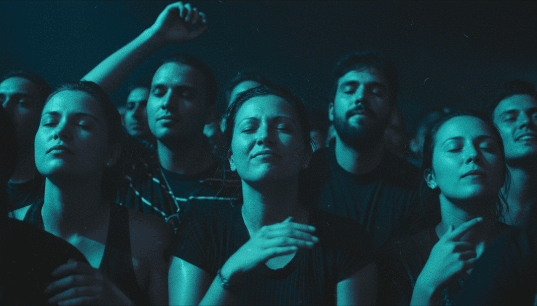 Paisagem urbana dinâmica à noite com trilhas de luz eletrônicas, refletindo a energia da música progressive house.