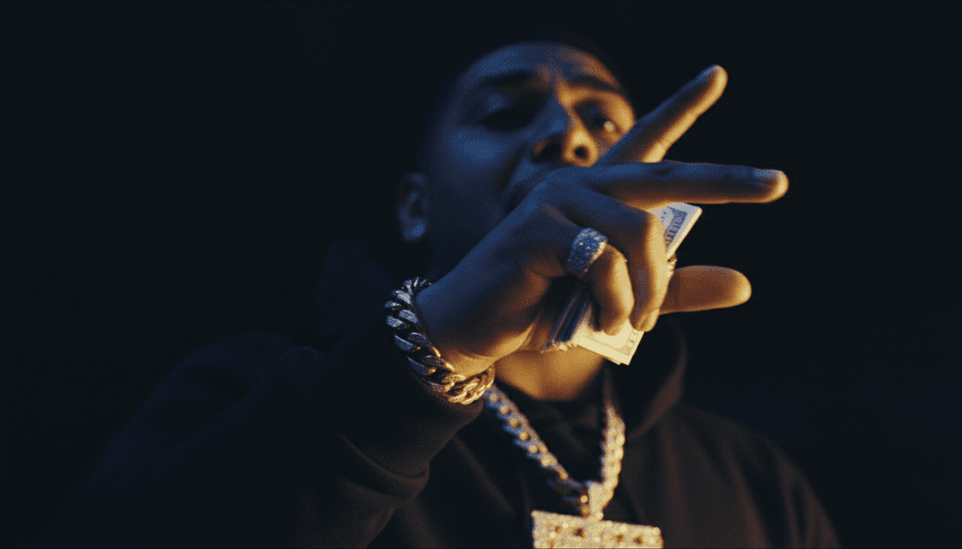 트랩 음악 비트와 BashfortheWorld의 흐름에 맞춰 동기화된 역동적인 도시 시각 요소로 구성된 뮤직 비디오.