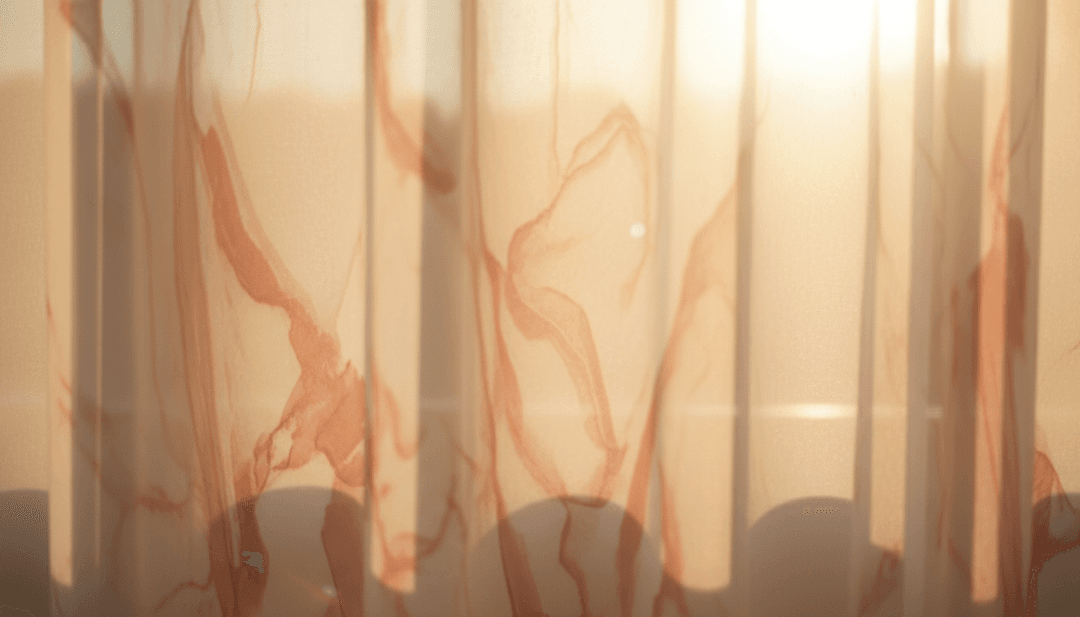 Un système d'IA analysant les paroles de 'Come Home to You' d'Emily Ann Roberts, traduisant les émotions en thèmes visuels potentiels comme une maison rustique, des champs ouverts et des étreintes chaleureuses.