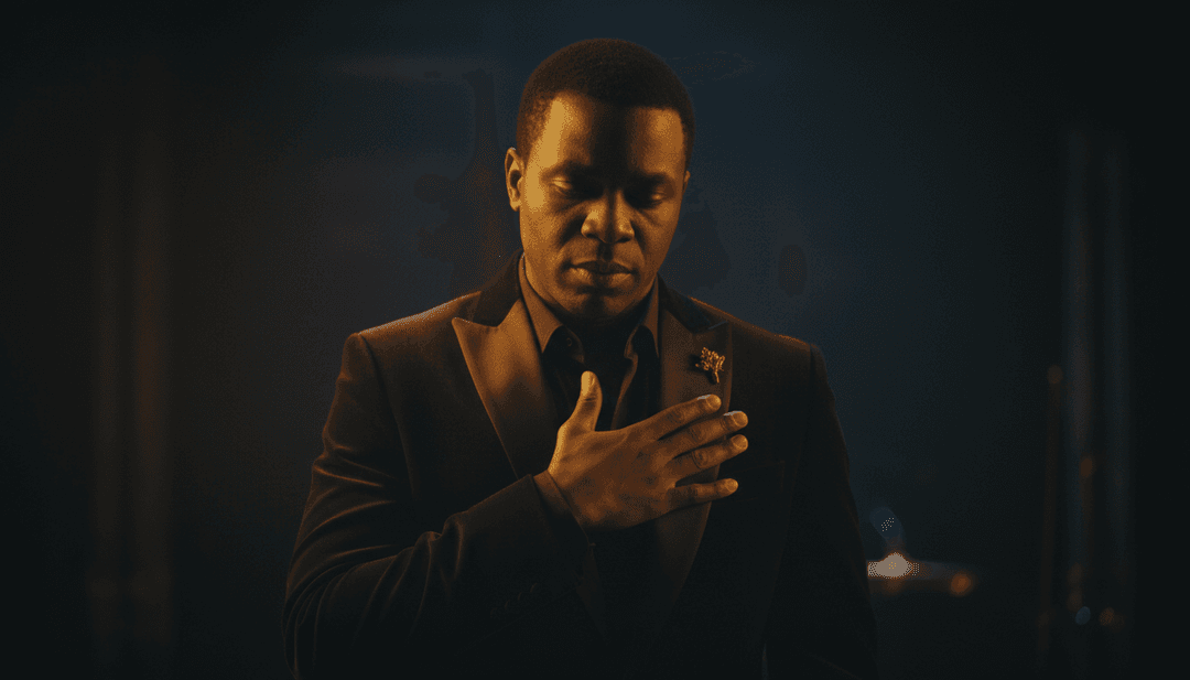 Uma tela dividida mostrando uma interface de usuário de um lado e um clipe de vídeo musical gerado do outro, simbolizando empoderamento criativo e facilidade de uso.