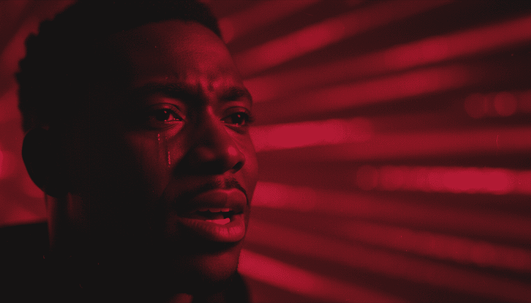 Visuels abstraits représentant le concept de 'Greed' dans un style synth-pop, avec des lumières chatoyantes et un paysage mélancolique.