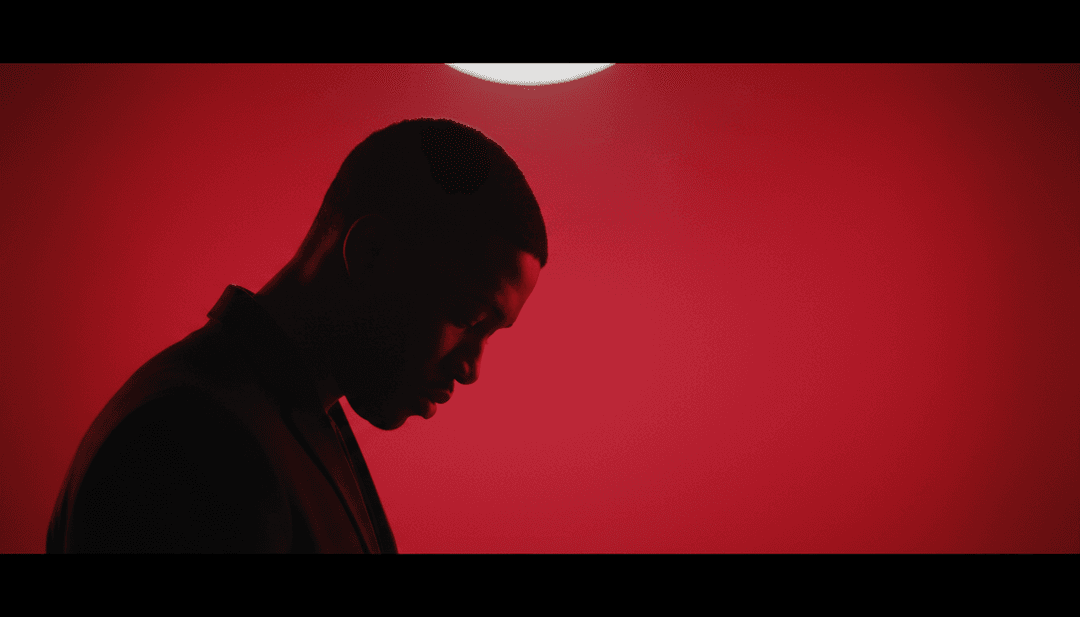 Un montage de scènes oniriques, passant d'un gros plan d'un clavier de synthétiseur à un plan large d'un personnage dérivant à travers une ville néon, synchronisé avec la musique.