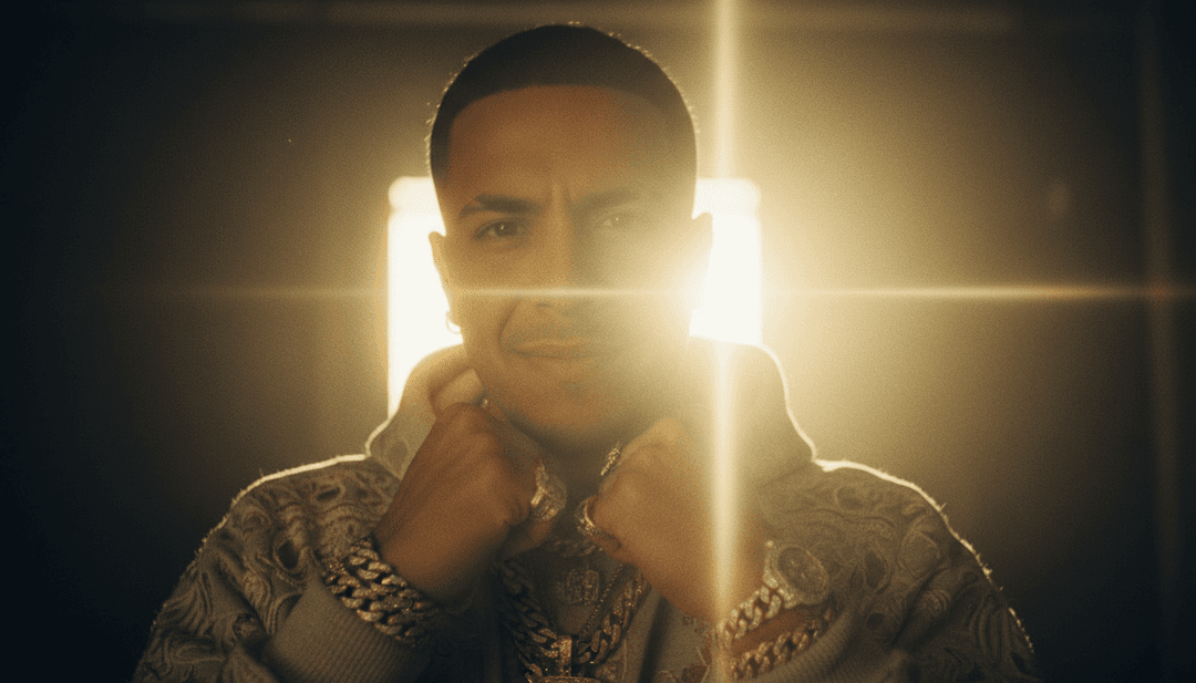 一個成功的、為「4LIFE」而製作的音樂影片在螢幕上播放,周圍是freebeat.ai的使用者介面元素,預示著輕鬆創作。