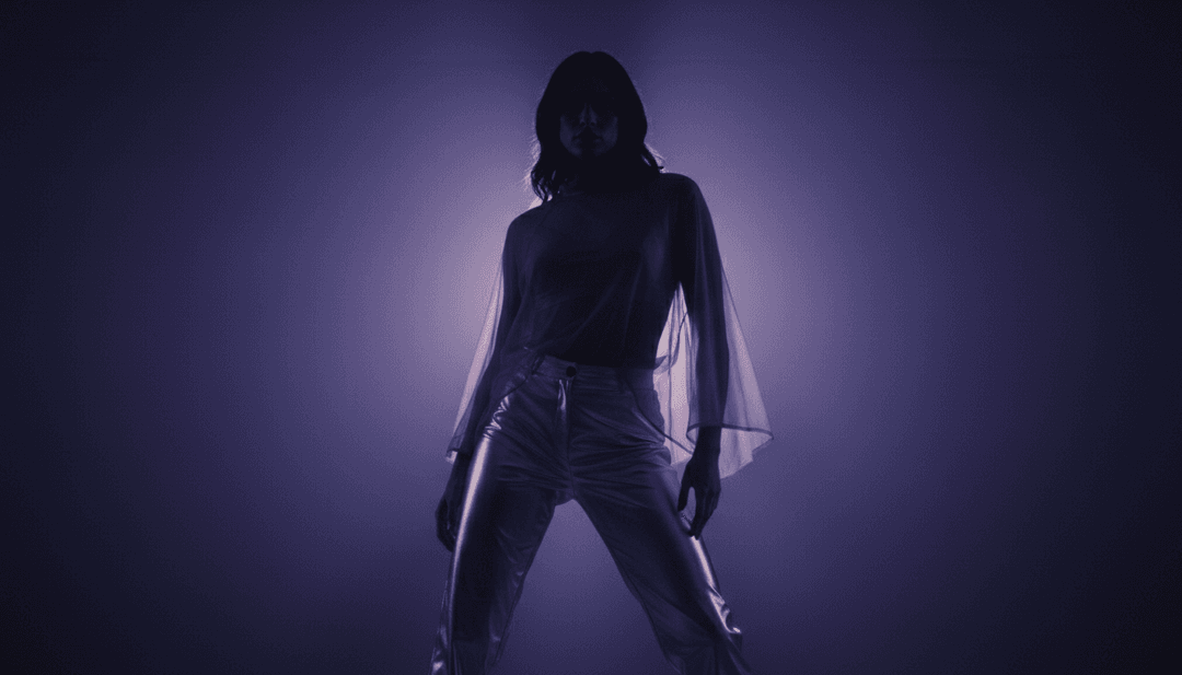 抽象的視覺呈現,聲波轉化為充滿活力的閃亮迪斯科燈光和數位心跳,反映了 Cold Heart 的 PNAU Remix。