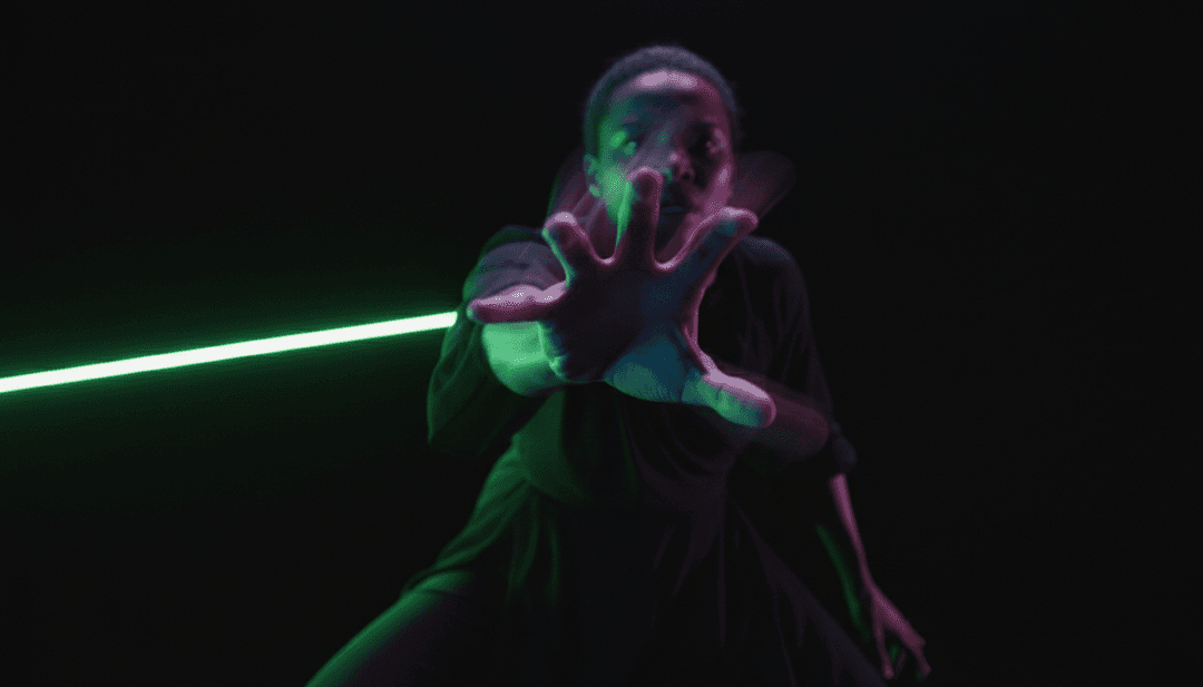 Videoclipe finalizado gerado por IA para 'Dirty Cash (Money Talks)' sendo reproduzido em uma tela, exibindo visuais vibrantes e letras sincronizadas, pronto para personalização do usuário.