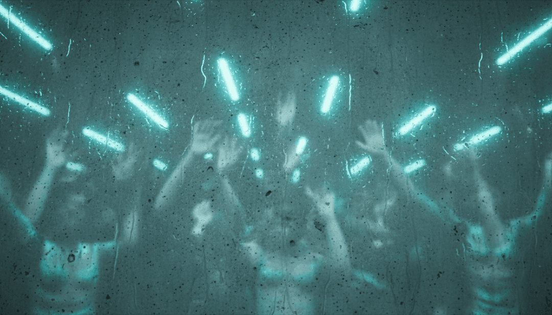 PAWSA의 "TOO COOL TO BE CARELESS"에서 영감을 받아 네온 불빛 도시를 누비며 춤추는 날렵하고 자신감 넘치는 캐릭터의 역동적인 비주얼.