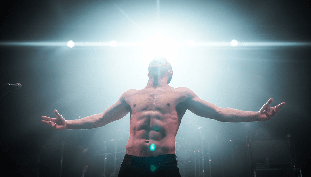 Usuário criando um vídeo musical com IA, mostrando vários estilos visuais e opções de edição em uma tela.