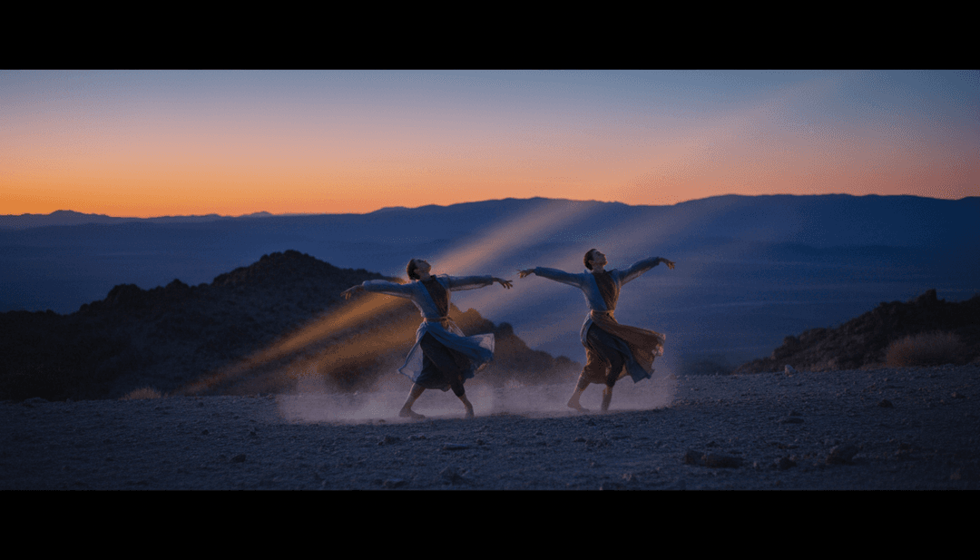 Ein fertiges Musikvideo für 'Move' läuft auf mehreren Bildschirmen, zeigt verschiedene visuelle Stile, mit einem leuchtenden Freebeat.ai-Logo im Vordergrund.