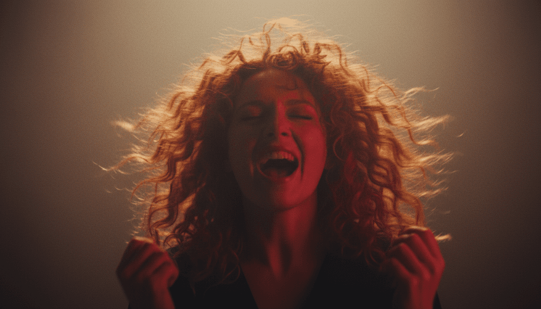 Eine kreative Person interagiert mit der Benutzeroberfläche von freebeat.ai, während im Hintergrund ein lebendiges Musikvideo abgespielt wird.