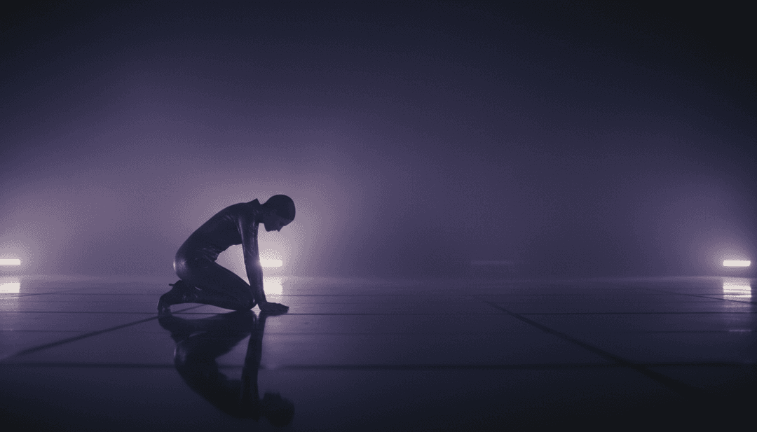 Ein imaginärer Fan erstellt seine eigene Musikcover-Generator-Erfahrung für 'R 2 ME' mit der Plattform von freebeat.ai, die ein fertiges Musikvideo mit einem Call-to-Action zeigt.