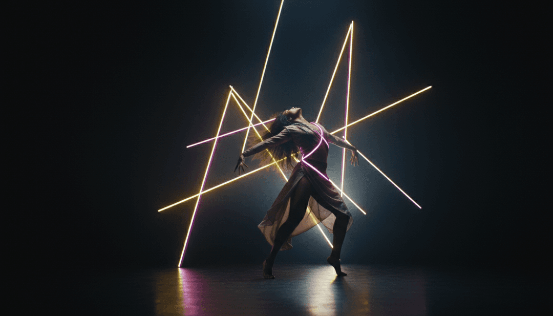 Dynamische Lichtmuster und geometrische Formen, die sich mit einem Deep-House-Beat entwickeln.