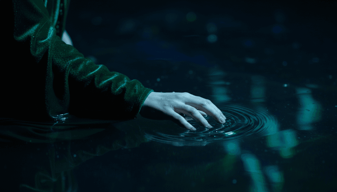 Abstrakte Visuals, die eine zarte, melancholische Synth-Pop-Klanglandschaft darstellen, mit spektralen Figuren und leuchtenden Kugeln.