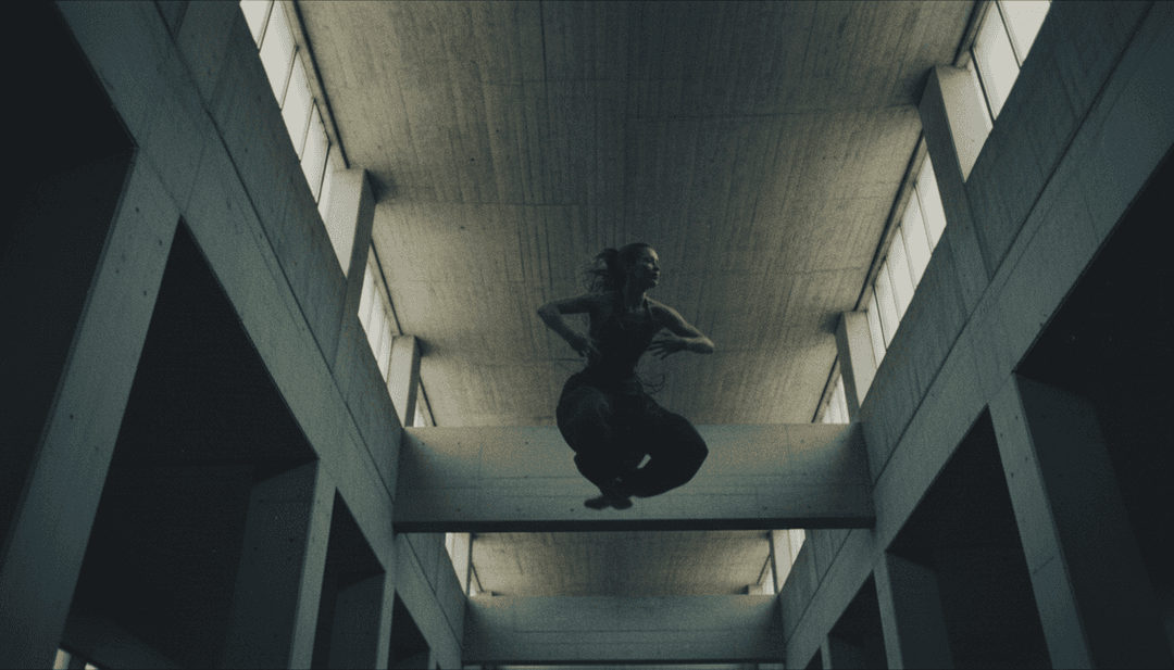 AI 生成的动态视觉场景,与 Tate McRae 的“NOBODY'S GIRL”的流行旋律、节奏变化和歌词重点同步。