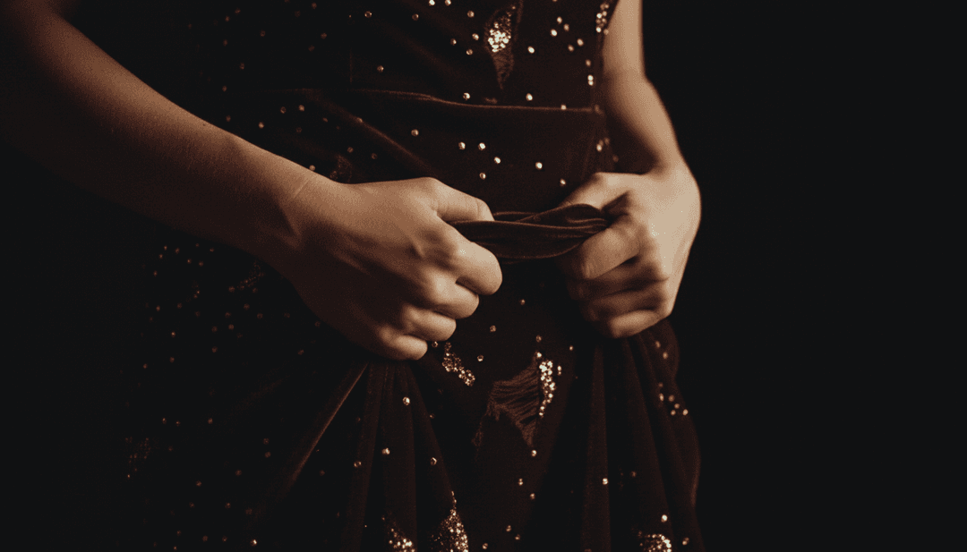 KI interpretiert Chappell Roans 'Pink Pony Club' mit Neonlichtern und einer Discokugel, die Code reflektiert