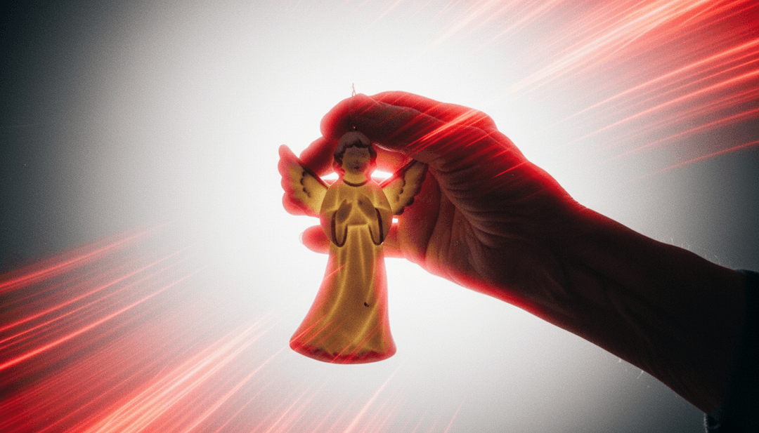 天使が自然で穏やかな環境にいるアニメーションシーン。曲の感情的な盛り上がりとともに移り変わる。