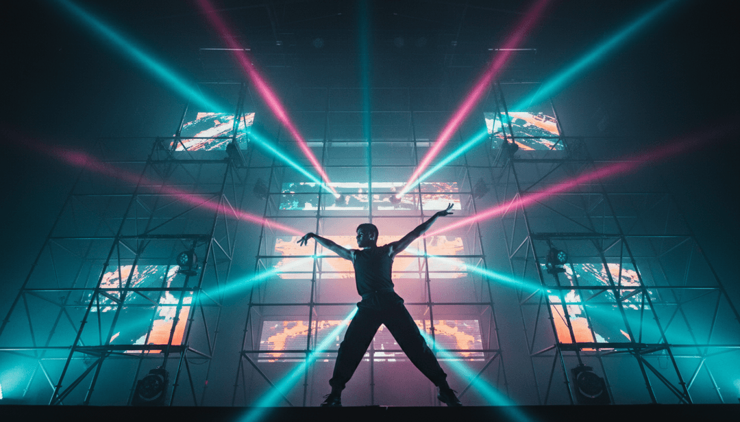 AI가 생성한 다이내믹한 비주얼로, "Stay A Little Longer"의 신시사이저 패턴 및 보컬 하모니와 MP3에서 MP4로 동기화됩니다.