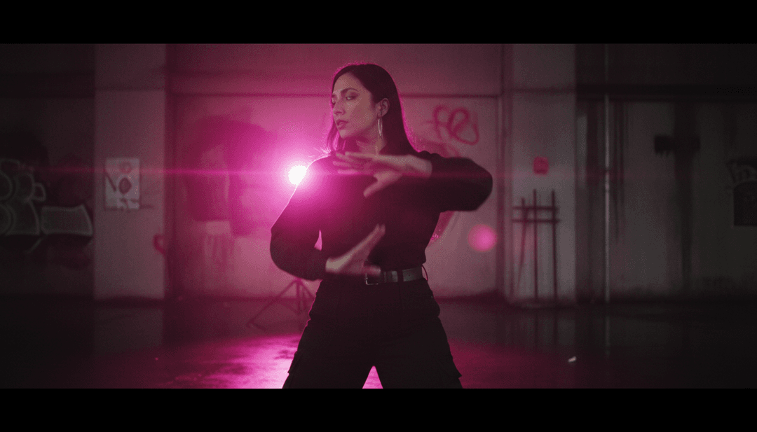 AI 分析 'the decoupling of the nuclear family' 中复杂的爵士、嘻哈、Ska 和灵魂乐元素,以构思其音乐视频。