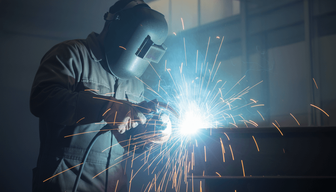 Um vídeo musical finalizado e de alta qualidade para 'Strobe Dream' sendo reproduzido em uma tela, com o logotipo 'freebeat.ai' sutilmente presente.