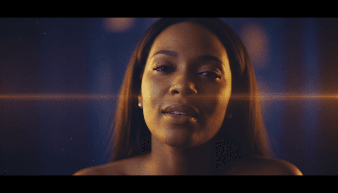 एक स्पीकर से बहने वाले गतिशील दृश्य, जो गीत के बोल और शैली से प्रेरित दृश्यों को दर्शाते हैं, जैसे एक आरामदायक कैफे, शहर की रोशनी और चिंतनशील क्षण।