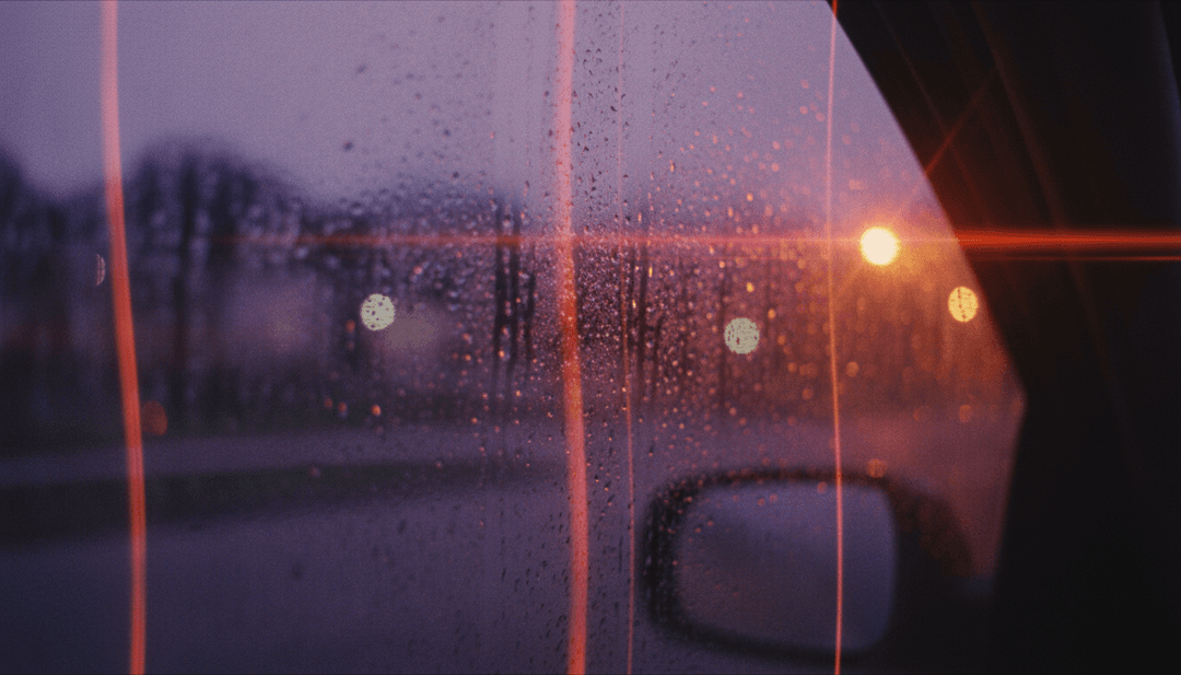 Visuais dinâmicos gerados por IA, retratando viagens chuvosas, memórias antigas e faróis bruxuleantes, perfeitamente sincronizados com a construção emocional e as inflexões vocais de 'drivers license'.