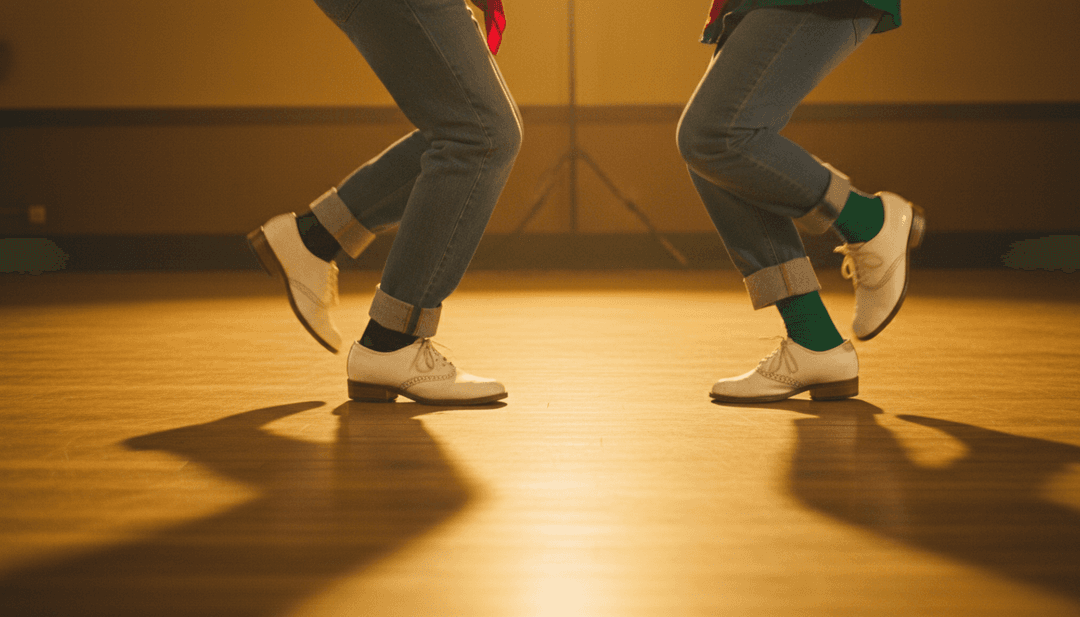 Eine KI-Oberfläche analysiert die Jazz-, Swing- und Weihnachtselemente von Brenda Lees 'Rockin' Around The Christmas Tree' und zeigt Moodboards von festlichen Partys und Vintage-Ästhetik.