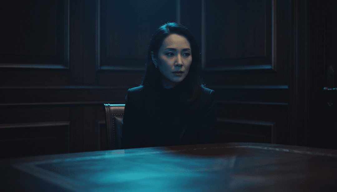 Imágenes dinámicas de un paisaje oscuro y etéreo que cambia en respuesta a un potente ritmo electro-pop, con sutiles toques de una silueta de 'father figure'.