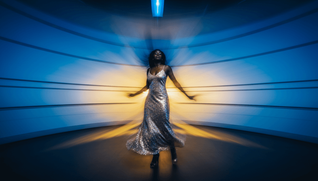 Olivia Dean के 'Nice To Each Other' संगीत के बोल और ड्रीम पॉप तत्वों से प्रेरित, बहते रंगों और सौम्य इंटरैक्शन को दर्शाते गतिशील AI-जनित दृश्य।