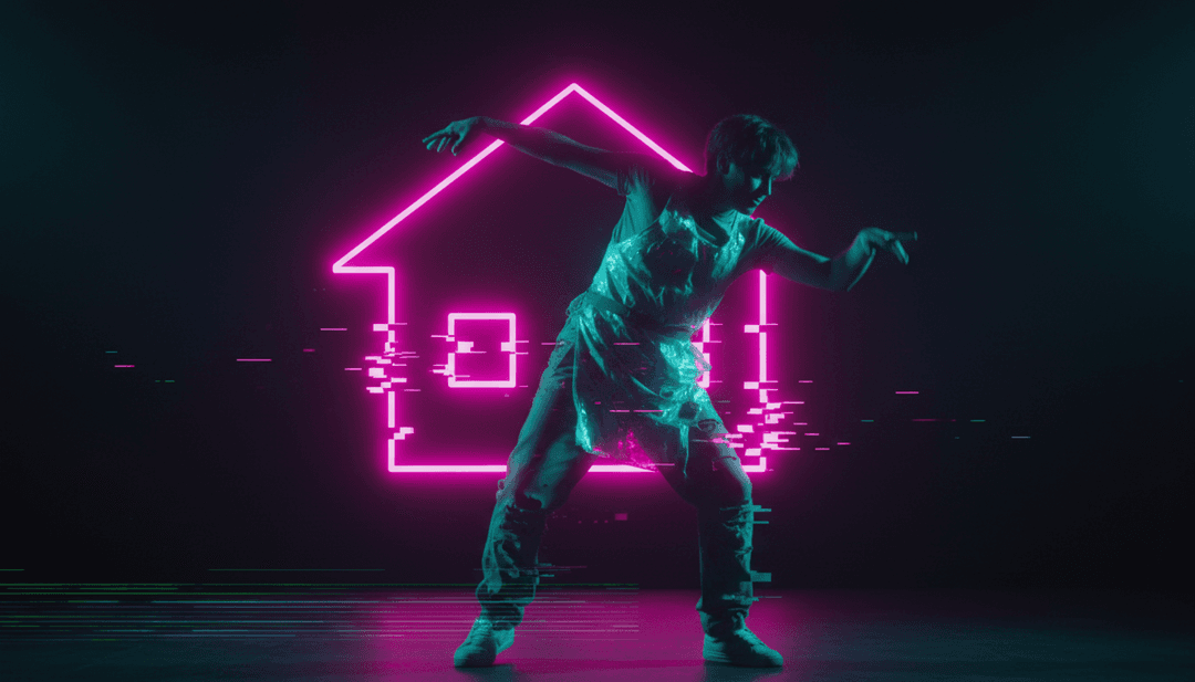 Rachel Chinouriri의 '23:42'를 위한 최종 동적 뮤직 비디오 프레임, AI 생성 비주얼과 freebeat.ai 로고를 보여줌.