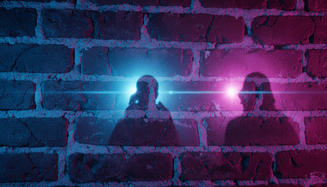 एक संगीतकार स्क्रीन पर एक तैयार एआई-जनित संगीत वीडियो देख रहा है, जिसमें शक्तिशाली आध्यात्मिक कल्पनाएँ दिखाई दे रही हैं।