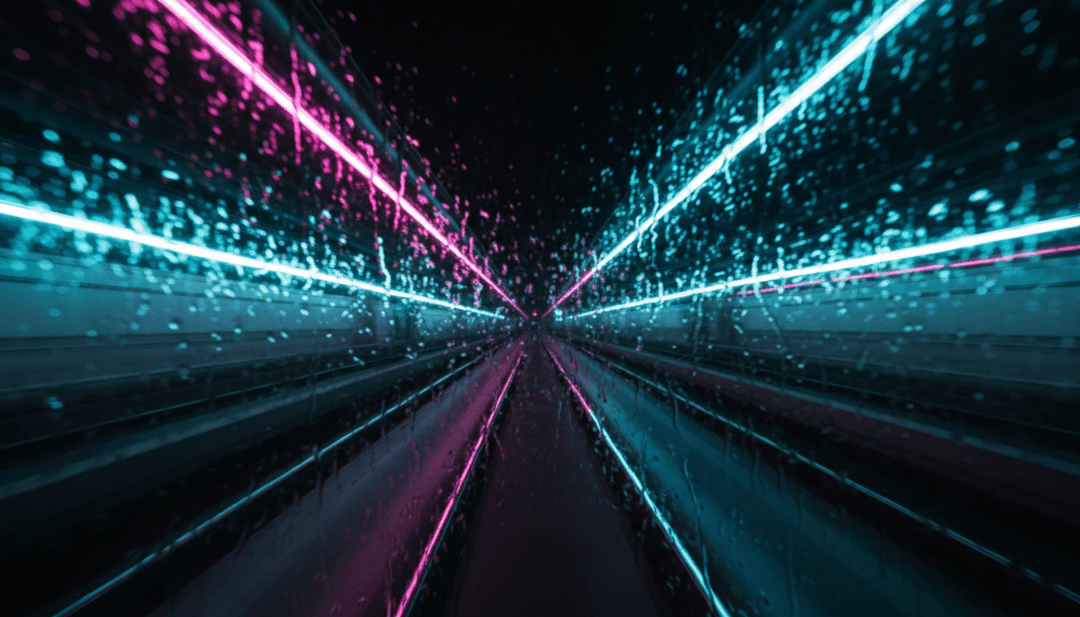 Une séquence vibrante et rapide montrant un voyage en train au-dessus d'une ville animée, avec des superpositions lyriques et des effets visuels synchronisés aux riffs de guitare rock et aux battements de batterie de 'Above The Station'.