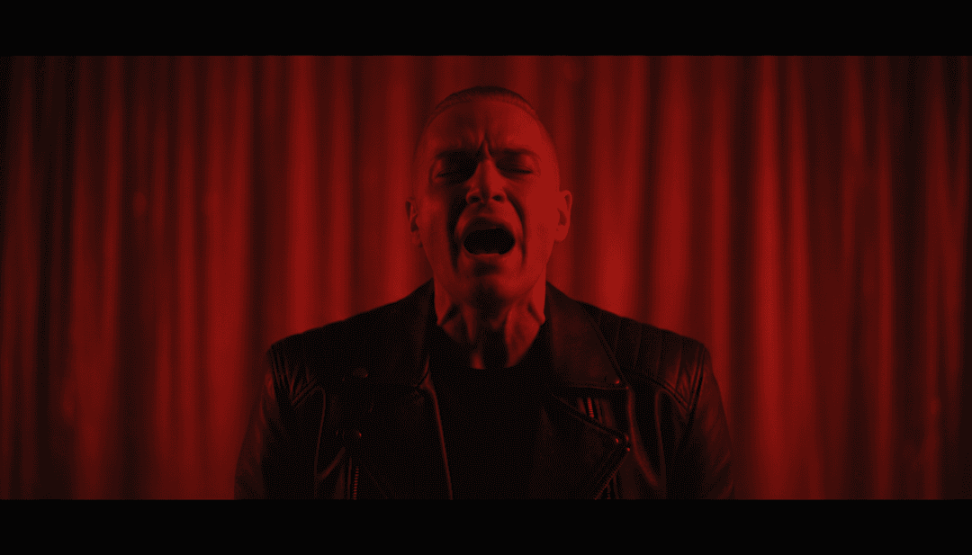 Cenas vívidas geradas por IA sincronizadas com os solos de guitarra e batidas de bateria de Beggin' de Måneskin.