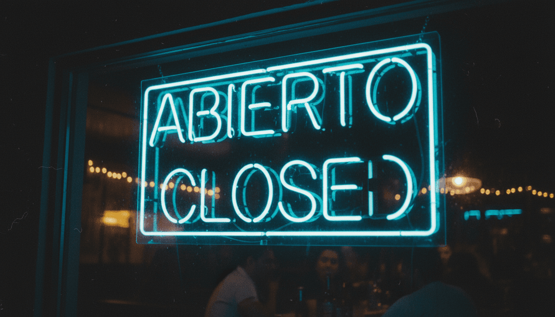 Une interface utilisateur pour freebeat.ai montrant un clip musical généré de "Botella Tras Botella" diffusé sur un écran, avec des options de personnalisation et de partage, stimulant la créativité de l'utilisateur.