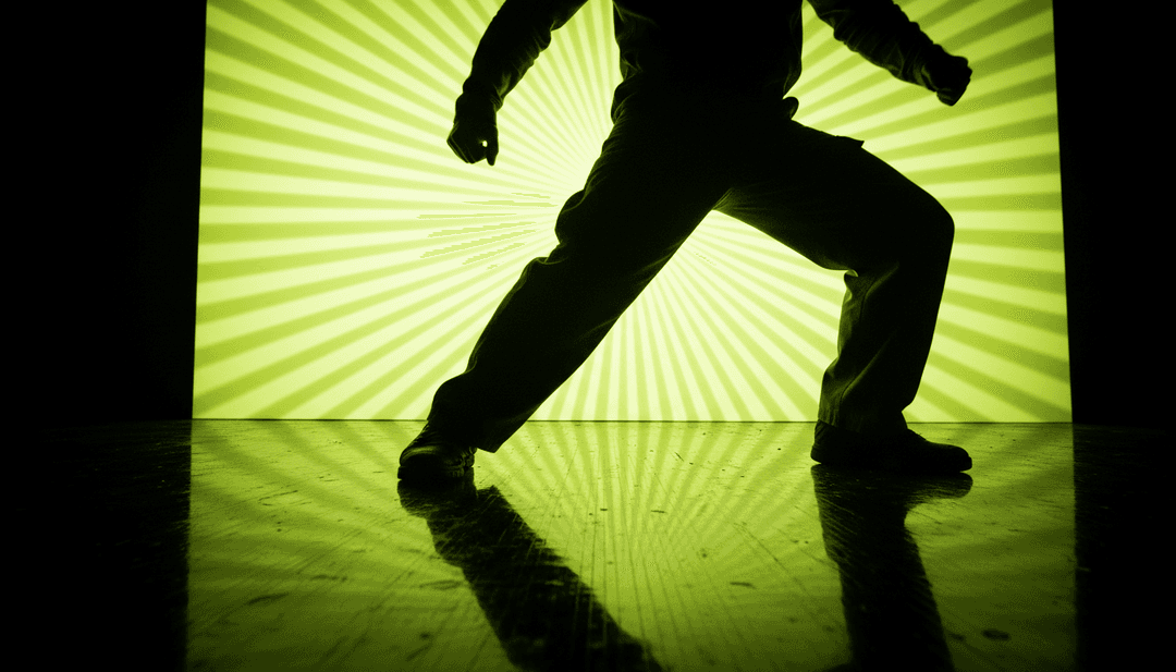 शहरी परिदृश्यों के गतिशील दृश्य बदलते हुए, एक जीवंत हिप-हॉप बीट और जैज़ सुधारों के साथ सिंक्रनाइज़्ड, एक एआई-जनरेटेड वीडियो प्रदर्शित करते हुए।