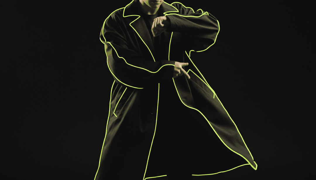 एक स्प्लिट स्क्रीन जो एक तरफ कच्चे ऑडियो वेवफॉर्म और दूसरी तरफ एक शानदार, वैचारिक संगीत वीडियो दृश्य दिखाती है, जो रचनात्मक परिवर्तन का प्रतिनिधित्व करती है।