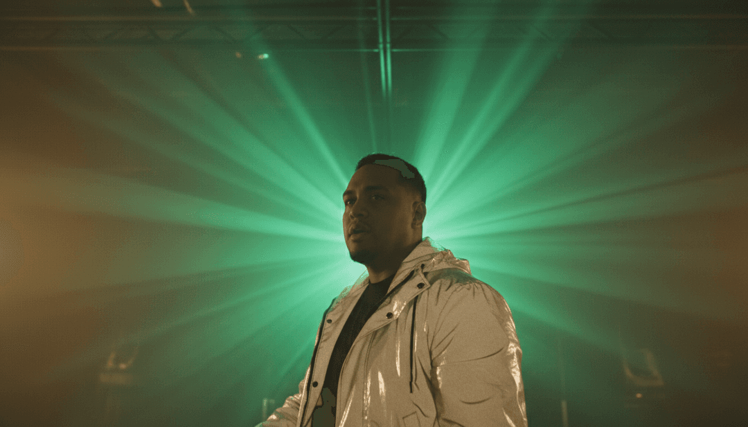 多樣的城市和自然環境的動態視覺效果,與「Overseas」的饒舌段落和非洲節奏分解同步。